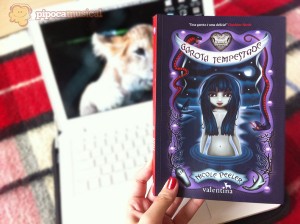 O Estranho Mundo de Jane True #1 – Garota Tempestade, livro de Nicole Peeler